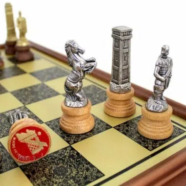 Detal metalowych figur skoczka i wojownika na drewnianej szachownicy