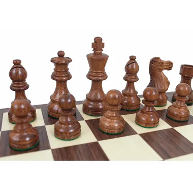 Figury Classic VII ze złotego drewna różanego: król, hetman, goniec i piony na szachownicy