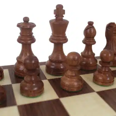 Figury Classic VII ze złotego drewna różanego: król, hetman, goniec i piony na szachownicy
