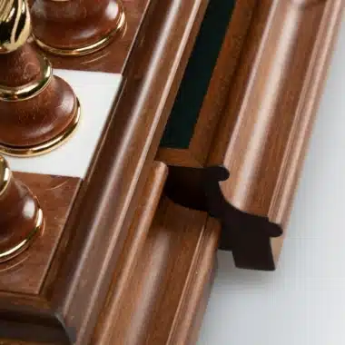 Narożnik szachownicy z litego drewna z uchyloną szufladą na figury