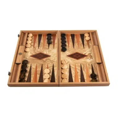 Otwarty backgammon z drewna oliwnego, widok ogólny z pionkami i intarsjowanymi strzałkami