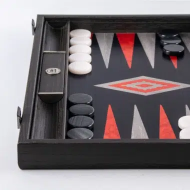 Backgammon z czarnego drewna dębowego, róg planszy z pionkami i zawiasem