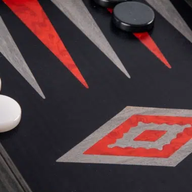 Backgammon z czarnego i srebrnego drewna dębowego, zbliżenie na czerwone i szare trójkąty