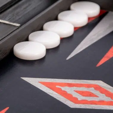 Backgammon z czarnego i srebrnego drewna dębowego, detal ułożonych białych pionków