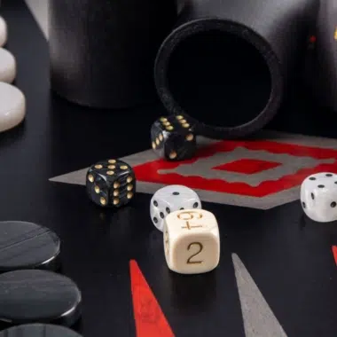 Backgammon z czarnego i srebrnego drewna dębowego, kości i kubek na planszy