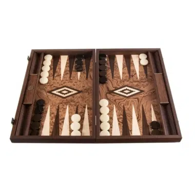 Otwarty backgammon z czeczoty orzechowej, widok ogólny z jasnymi i ciemnymi pionkami