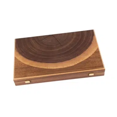 Zamknięta kaseta backgammon, widok z trzech czwartych pokazujący grubość