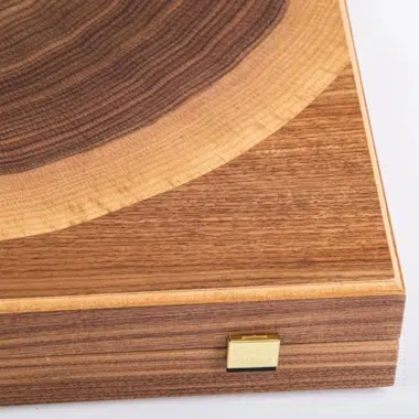 Kaseta backgammon z pnia orzecha, detal złotego zapięcia i narożników