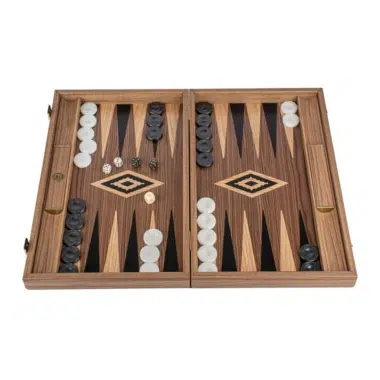 Otwarty backgammon z drewna orzechowego, widok ogólny z pionkami i kośćmi