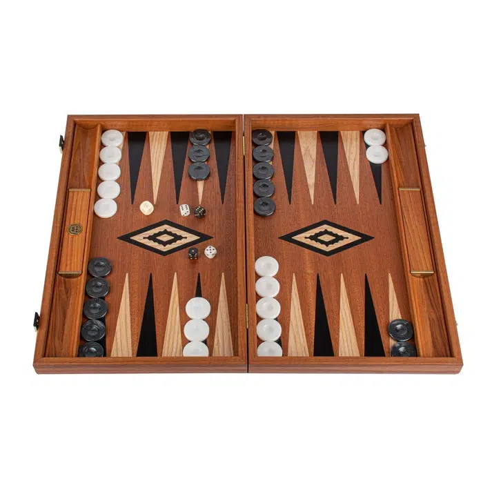 Backgammon z drewna mahoniowego, otwarty, widok ogólny z pionkami i kośćmi