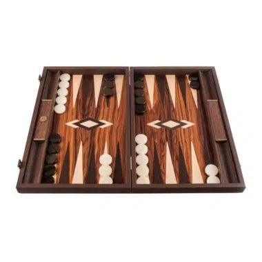 Otwarty backgammon z drewna palisandrowego, pełna plansza z czarnymi i białymi pionkami