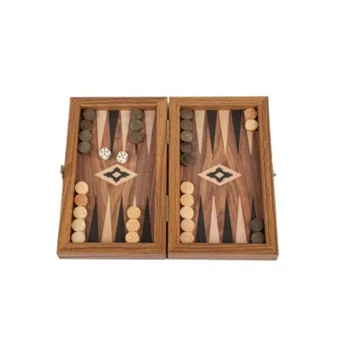 Backgammon z laminowanego drewna orzechowego, otwarty, pionki i kości rozłożone na planszy