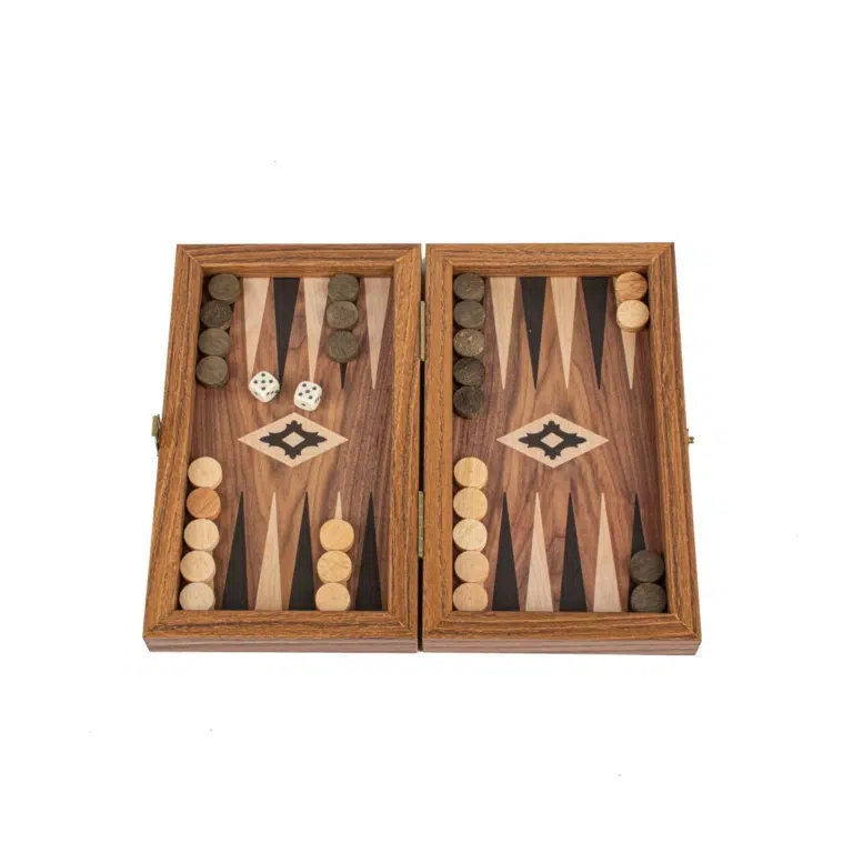 Backgammon z laminowanego drewna orzechowego, otwarty, pionki i kości rozłożone na planszy