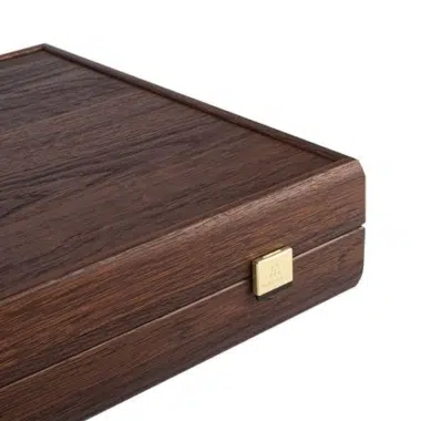 Backgammon z drewna orzechowego, detal złotego zapięcia i narożnika kasety