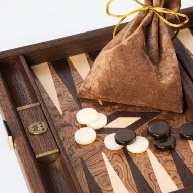 Backgammon, detal rogu z aksamitną sakiewką i ułożonymi pionkami