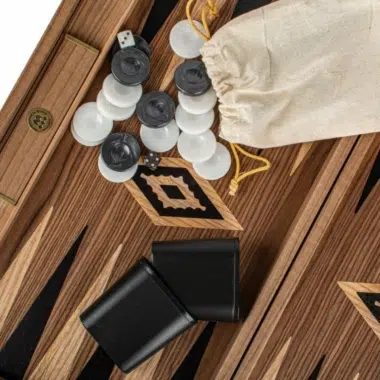 Backgammon z drewna orzechowego, detal pionków, kości i lnianej sakiewki
