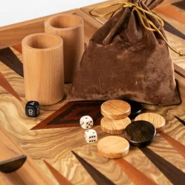 Backgammon z drewna oliwnego, pasujące kubki do kości, kości i aksamitna sakiewka