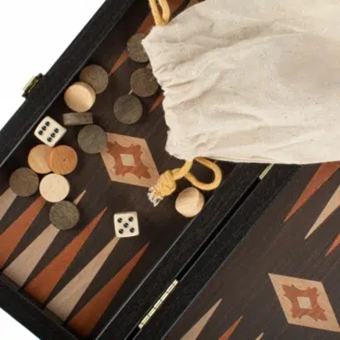 Detal drewnianych pionków, kości i płóciennej torby backgammonu Wenge