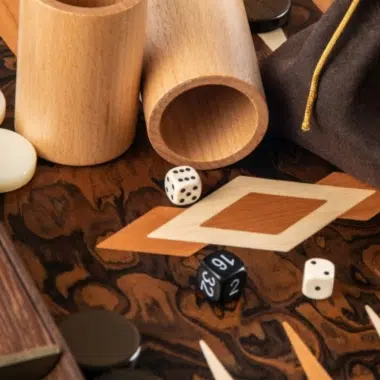 Drewniane kubki, kostka i woreczek z filcu z backgammonu z korzenia orzecha