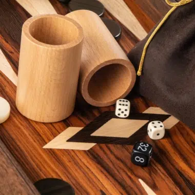 Backgammon z drewna palisandrowego, kubki do kości, kości i woreczek do przechowywania w detalu