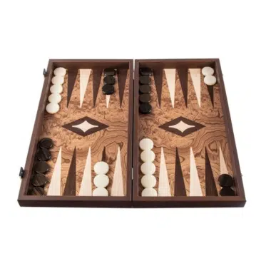 Otwarty backgammon z czeczoty orzechowej, pełna plansza z pionkami i intarsjowanymi strzałkami
