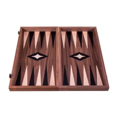 Backgammon z drewna orzechowego, widok z góry, otwarta plansza bez pionków