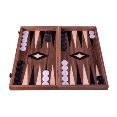 Backgammon z drewna orzechowego, otwarty, pełna plansza z czarnymi i białymi pionkami