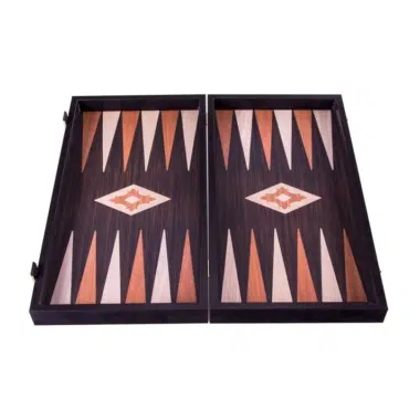 Backgammon Wenge, otwarty, zbliżenie na intarsjowaną planszę do gry