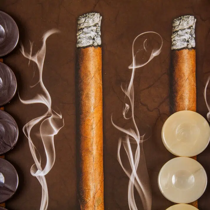 Backgammon Design Cigare Robusto, aranżacja jasnych i ciemnych pionków z cygarami