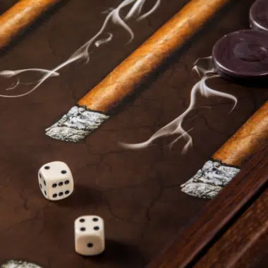 Backgammon Design Cigare Robusto, zbliżenie na kości i motyw cygara na planszy