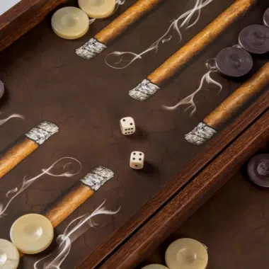 Backgammon Design Cigare Robusto, detal pionków i kości na planszy