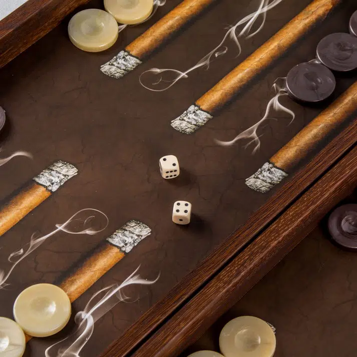 Backgammon Design Cigare Robusto, detal pionków i kości na planszy