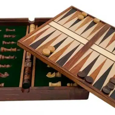 Otwarta kaseta łącząca szachownicę, backgammon i drewniany schowek