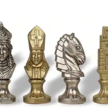 Szachy metalowe Medieval II, złote i srebrne figury obok siebie