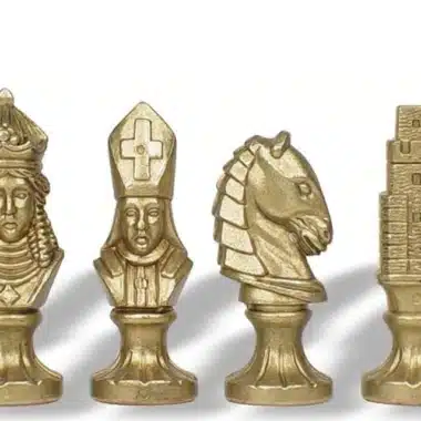 Szachy metalowe Medieval II, detal figur w wykończeniu złotym