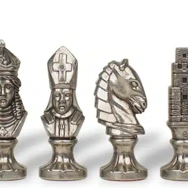 Szachy metalowe Medieval II, detal figur w wykończeniu srebrnym