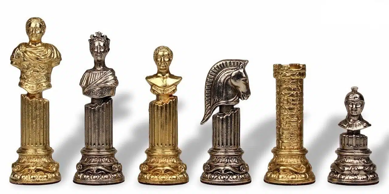 Pièces d'échecs dorées et argentées représentant roi, dame, cavalier et tour, détail