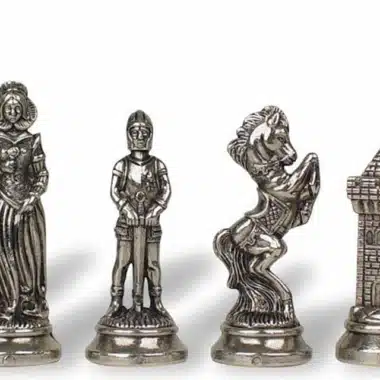 Figury szachowe Mary Stuart w srebrnym metalu, detal hetmana i skoczka
