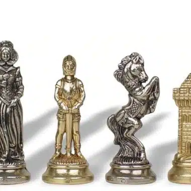 Zbliżenie figur Mary Stuart VII, hetman, skoczek, wieża i goniec w srebrze i złocie