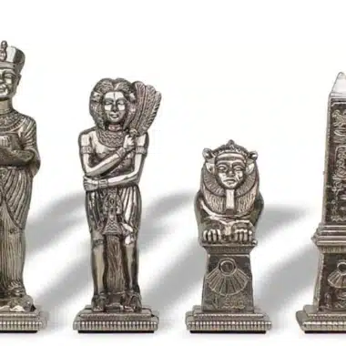 Srebrne figury szachowe o tematyce Egipt, król, hetman, sfinks i obelisk