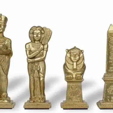 Detal złotych figur, postacie egipskie i grawerowany obelisk