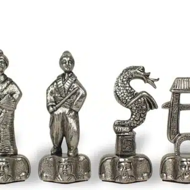 Figury szachowe Samouraï ze srebrnego metalu, szczegół smoka i postaci