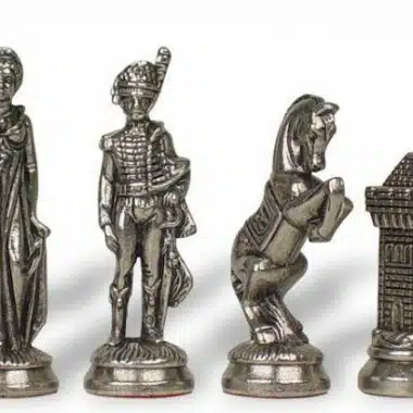 Rząd srebrnych figur szachowych: postać, żołnierz, koń i wieża