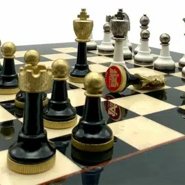 Detal czarnych i złotych figur Staunton Design IV na szachownicy