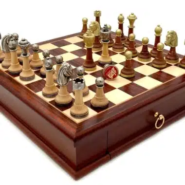 Figury szachowe Classic XV ze złotego i srebrnego metalu na drewnianej szachownicy