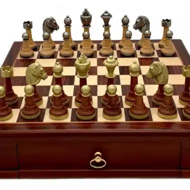 Figury szachowe Classic XV ustawione w pozycji gry na mahoniowej szachownicy