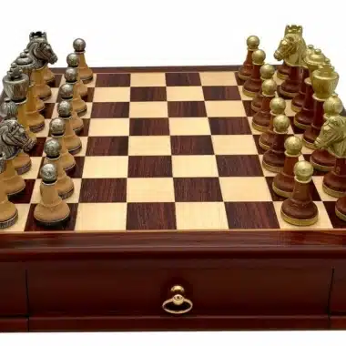 Zbliżenie metalowych figur Classic XV na polach z mahoniu i klonu