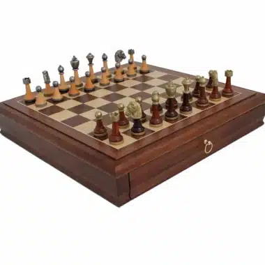 Komplet Classic XIV widziany z boku z figurami z metalu i drewna