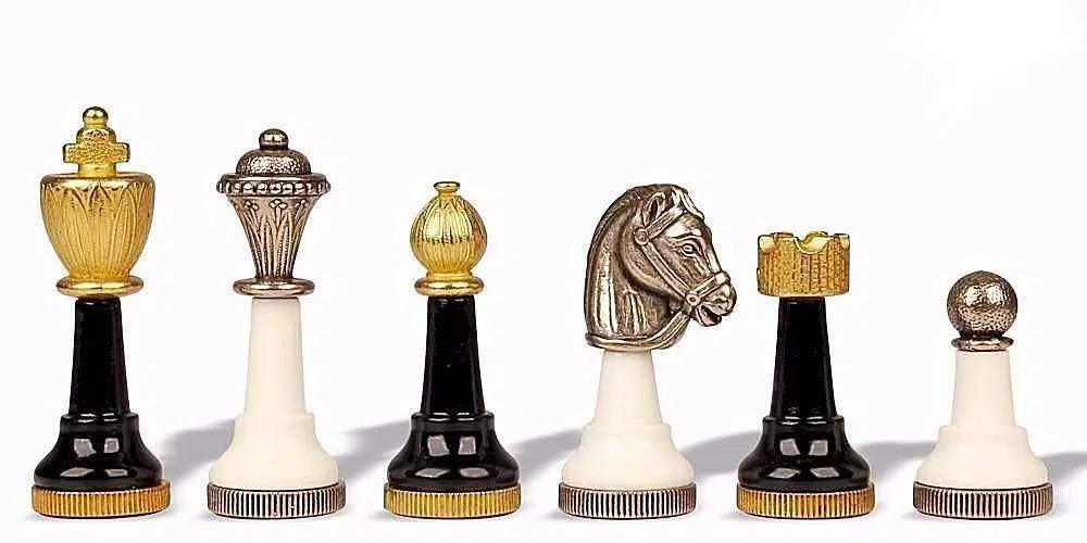 Detal srebrnych figur: hetman, goniec, skoczek i wieża z lakierowanego metalu
