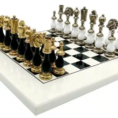 Pełny komplet Bicolore II, figury z metalu i drewna na czarno-białej szachownicy